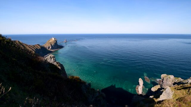 神威岬（左）と水無しの立岩（右）の秋