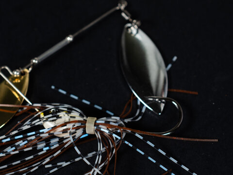 Fishing spinnerbait lure with shiny metal blades