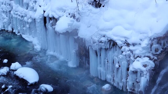 雪降る美瑛川と氷瀑