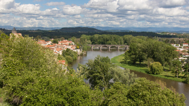 Pont-du-Ch&acirc;teau est une commune fran&ccedil;aise situ&eacute;e dans le d&eacute;partement du Puy-de-D&ocirc;me, en r&eacute;gion Auvergne-Rh&ocirc;ne-Alpes. Elle est situ&eacute;e sur les bords de l'Allier en France.