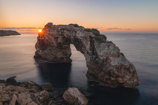 Felsentor Es Pontas im S&uuml;dosten Mallorcas zum Sonnenaufgang