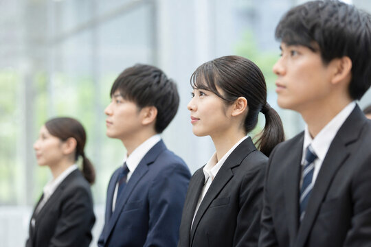 横に並ぶ新卒社員