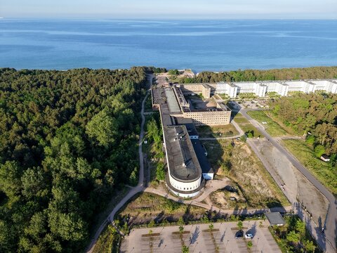 Insel R&uuml;gen, KdF Seebad Prora, Festplatz, Empfangsgeb&auml;ude S&uuml;d und Block 3 ,   2026