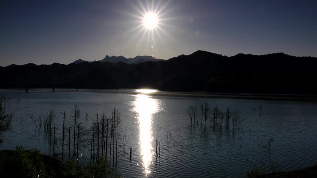 シューパロ湖（ダム）の日の出と夕張山地