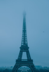 Obraz premium eiffel tower foggy paris