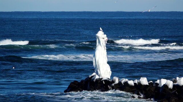 オホーツク海としぶき氷の灯台