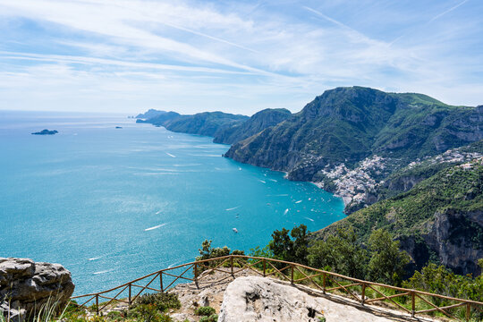 Wandern auf dem Pfad der G&ouml;tter (Sentiero degli dei, Italien). Auf schmalen Pfaden entlang der Amalfik&uuml;ste bieten sich entlang des Weges fantastische Aussichten auf das Meer bis zur Insel Capri.