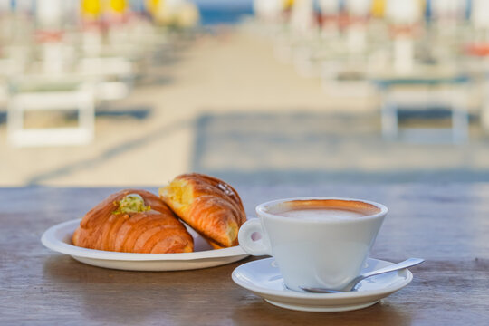 cappuccino e brioches al mare, in spiaggia, in italia