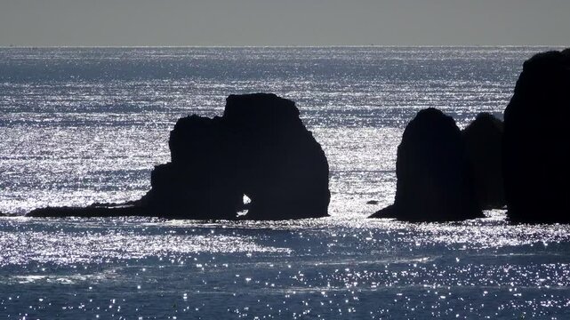 眼鏡岩と落石湾の朝
