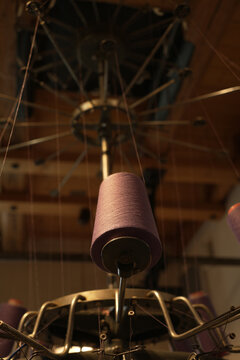 Textile spindle and thread suspension system for a loom