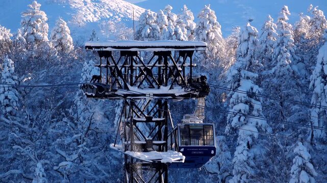 旭岳ロープウェイの点検と雪降ろし作業