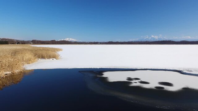 濤沸湖と斜里岳（右）と海別岳（左）