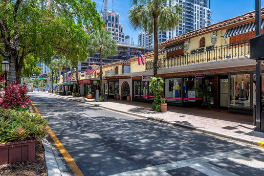 Beautiful palm-lined Las Olas Boulevard&mdash;a vibrant hub of shops, dining, and entertainment in downtown Fort Lauderdale, Florida.