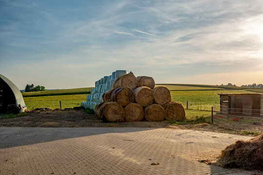 Stroh und Silageballen lagern im Freien
