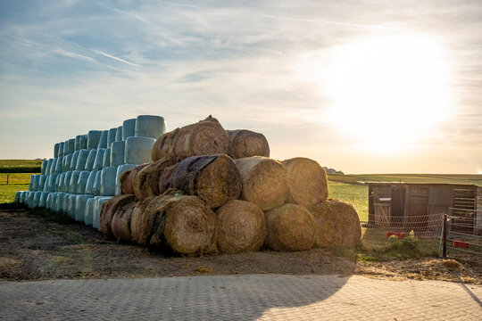 Stroh und Silageballen lagern im Freien