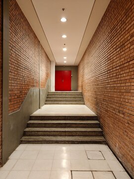 Infraestrutura de seguran&ccedil;a: Rota de fuga e porta de sa&iacute;da de emerg&ecirc;ncia em edif&iacute;cio comercial de arquitetura industrial