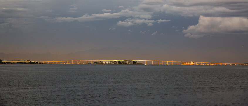 Vista panor&acirc;mica da Ponte Rio-Niter&oacute;i sobre a Ba&iacute;a de Guanabara sob c&eacute;u nublado, Rio de Janeiro, Brasil