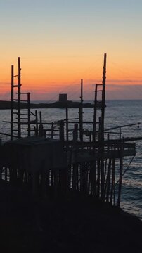 trabucco di peschici al tramonto sul gargano