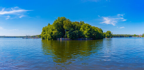 Obraz premium Berlin Friedrichshagen im Sommer - Blick auf die Parkanlage am Müggelschlösschen und seitlich der Müggelsee bzw. rechts der Zufluss des Müggelsees - die so genannte Müggelspree | Panorama