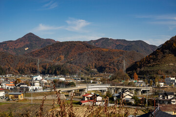 秋の長野県東筑摩郡麻績村の街並み © Kazuki Yamada