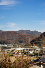 秋の長野県東筑摩郡麻績村の街並み © Kazuki Yamada