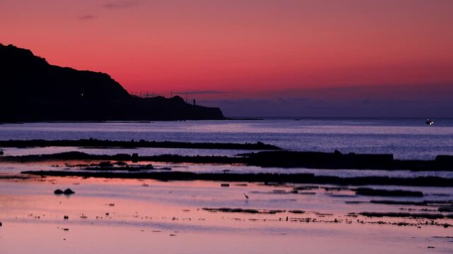 寿都湾と弁慶岬の夕景とこうなご漁