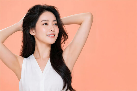 ロングヘアの日本人女性が両腕を上げるワキケア美容ポートレート