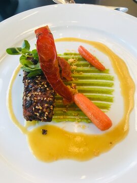 Salm&oacute;n en costra de s&eacute;samo