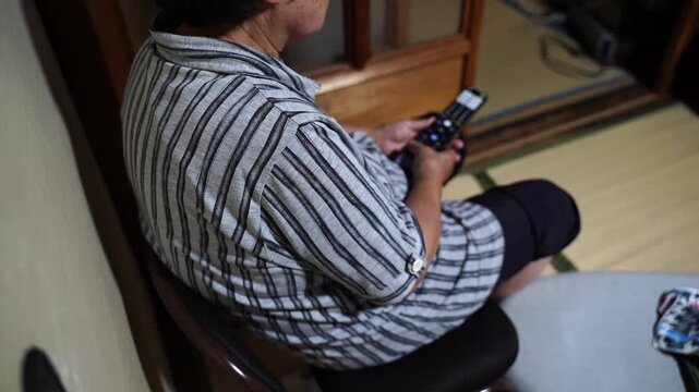 テレビを見る高齢者
