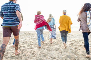 Obraz premium Friends walking on sandy beach