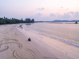 4x4 at the beach © Ko Ko