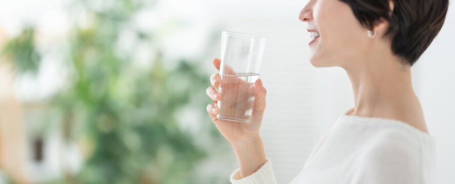 水を飲む女性