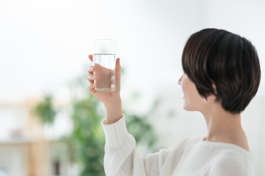 水を飲む女性