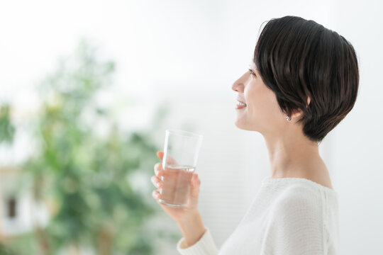 水を飲む女性