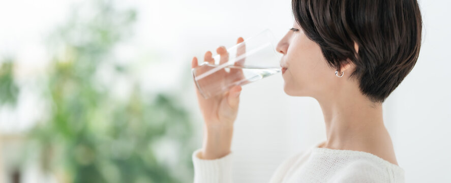 水を飲む女性