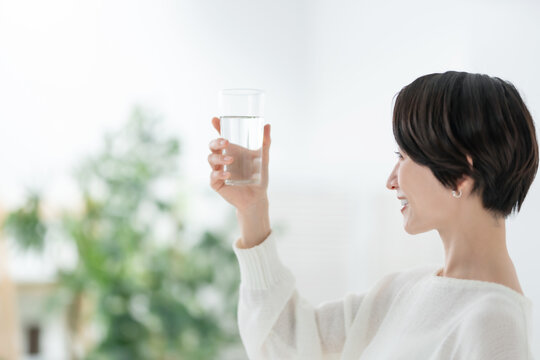 水を飲む女性