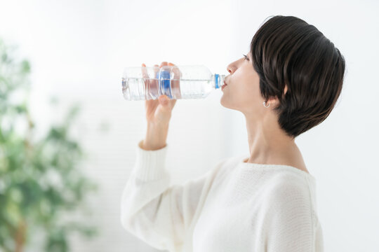水を飲む女性