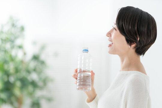 水を飲む女性