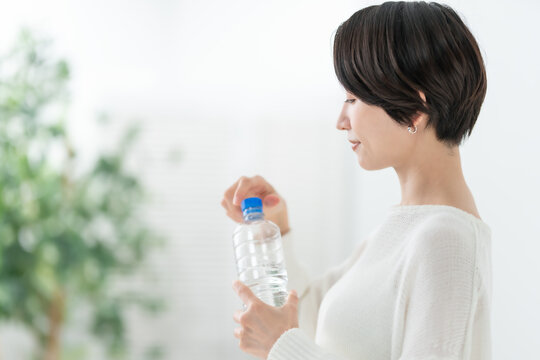 水を飲む女性