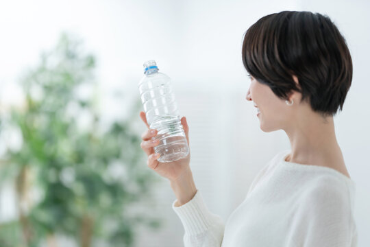 水を飲む女性