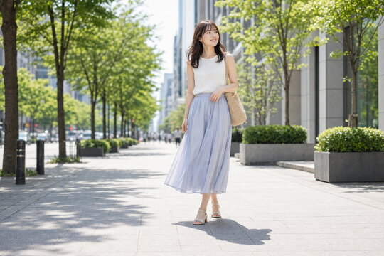 縦切り抜きしやすい夏の街歩き女性