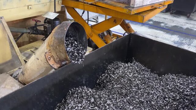 Metal scrap separation machine with scrap tank from machining process in the automotive parts industries