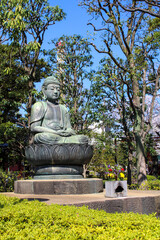Obraz premium Buddha statue meditating in a peaceful garden
