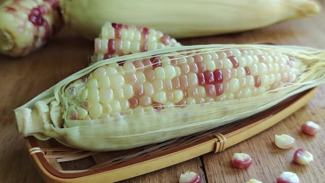 Boiled red and white glutinous corn on the cob.