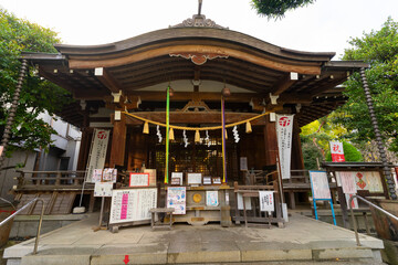 Obraz premium Hatonomori Hachiman Shrine in Sendagaya ward in Tokyo, Japan.