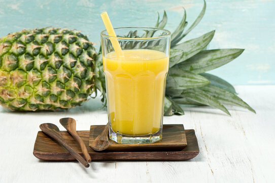 Ananas apple smoothie in glass