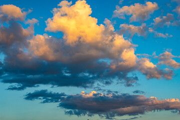 Expansive cloudscape with towering sunlit cumulus and soft blue gradients conveys airy freedom and changing weather perfect for backgrounds posters and inspirational themes © Chornogirskyi