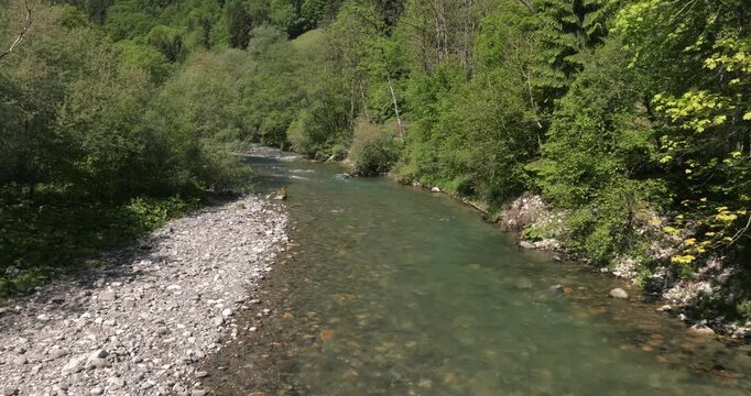 survol de rivi&egrave;re qui coule