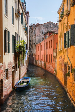 Italy, Veneto, Venice, Canal near Calle De La Madoneta