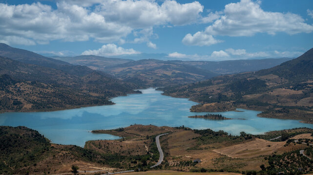 Panor&aacute;mica del embalse de Zahara - El Gastor desde la villa de Zahara de la Sierra, Espa&ntilde;a. Cielo editado